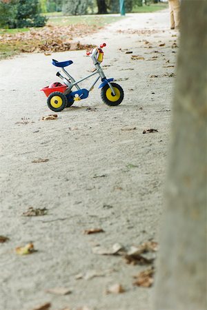 simsearch:633-02691266,k - Tricycle enfant sur le chemin de gravier Photographie de stock - Premium Libres de Droits, Code: 633-02691245