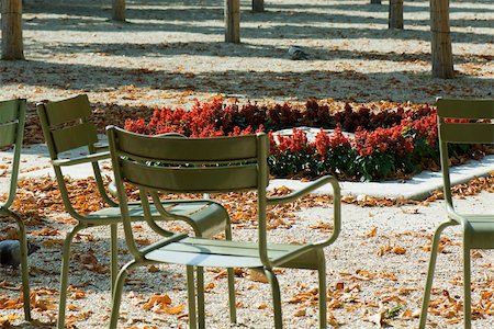 simsearch:633-02691266,k - France, Paris, chaises de métalliques dans le parc Photographie de stock - Premium Libres de Droits, Code: 633-02691266