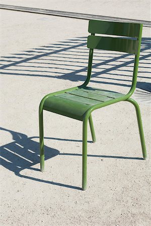 simsearch:633-02691266,k - Chaise en métal vert sur gravier Photographie de stock - Premium Libres de Droits, Code: 633-02691262