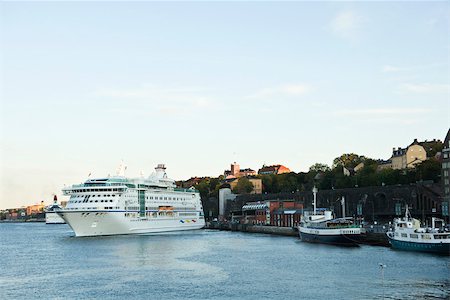 simsearch:696-03397610,k - Sweden, Stockholm, Lake Malaren, ferry boat departing from dock Stock Photo - Premium Royalty-Free, Code: 633-02691305