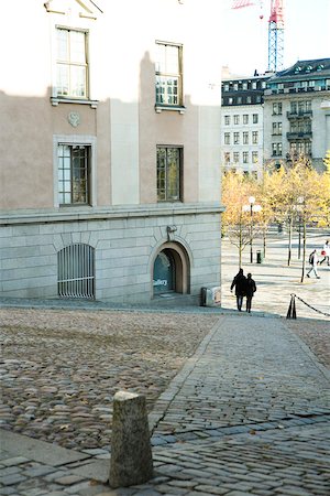 piéton (homme et femme) - Piétons de Suède, Stockholm, marchant sur la rue pavée Photographie de stock - Premium Libres de Droits, Code: 633-02691333