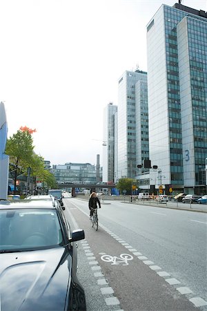 simsearch:633-03444679,k - Sweden, Stockholm, bicyclist riding in urban bike lane Foto de stock - Sin royalties Premium, Código: 633-02691363