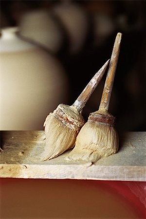 Potter's brushes on shelf Foto de stock - Sin royalties Premium, Código: 633-02885684