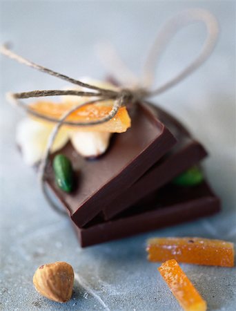 Chocolate bars tied together with string, candied fruit, hazelnut Foto de stock - Sin royalties Premium, Código: 633-02885680