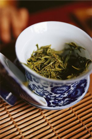 simsearch:633-02885727,k - Les feuilles de thé dans le fond de la tasse de thé d'emZSy Photographie de stock - Premium Libres de Droits, Code: 633-02885705