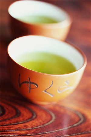 simsearch:633-02885727,k - Thé vert dans des tasses à thé en céramique Photographie de stock - Premium Libres de Droits, Code: 633-02885712
