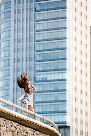 simsearch:633-05401865,k - Jeune femme dansant sur balcon, jetant des cheveux Photographie de stock - Premium Libres de Droits, Code: 633-03194591