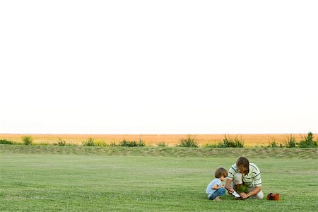 Père et fils, planter des semis au champ Photographie de stock - Premium Libres de Droits, Code: 633-03194750