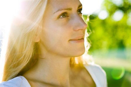 Young woman in sunlight, portrait Foto de stock - Sin royalties Premium, Código: 633-03444567