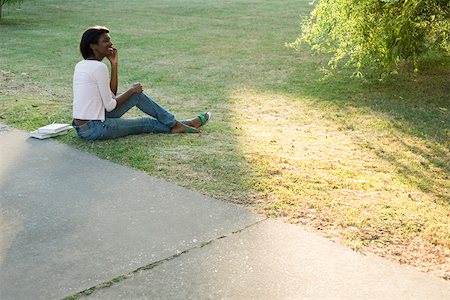 Young woman relaxing in park using cell phone Foto de stock - Sin royalties Premium, Código: 633-03444560