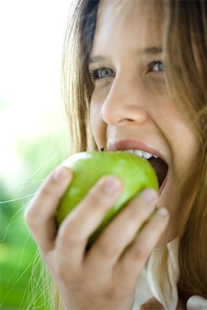 Young woman eating green apple Fotografie stock - Premium Royalty-Free, Codice: 633-03444595