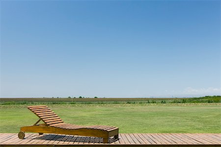 Chaise longue sur le pont dans le paysage rural Photographie de stock - Premium Libres de Droits, Code: 633-03444720