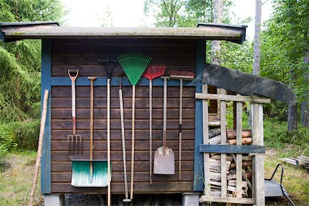 shed - Gardening tools hung on side of shed Stock Photo - Premium Royalty-Free, Code: 633-03444801