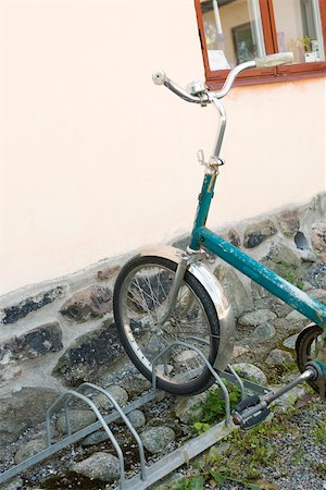 fahrradständer - Fahrrad am Fahrradständer abgestellt Stockbilder - Premium RF Lizenzfrei, Bildnummer: 633-03444872