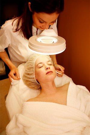 Woman having a facial treatment at a spa Foto de stock - Sin royalties Premium, Código: 644-01435975