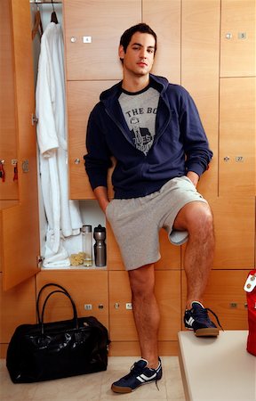 spanish male dress - Man in locker room after work out Photographie de stock - Premium Libres de Droits, Code: 644-01436057