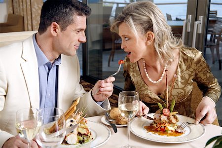 simsearch:644-01436762,k - Couple d'âge mûr à manger dans un restaurant Photographie de stock - Premium Libres de Droits, Code: 644-01436081