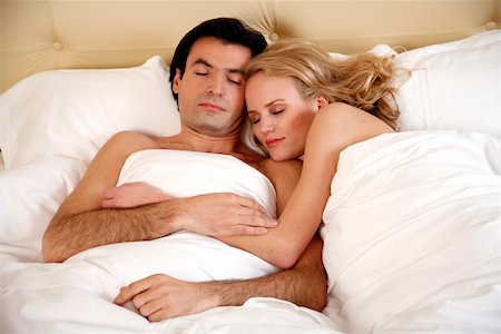 simsearch:400-05749442,k - Dormir dans le lit de couple Photographie de stock - Premium Libres de Droits, Code: 644-01436144