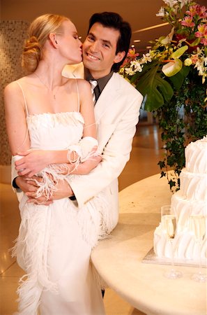 desserts elegant - Bride and groom with cake Foto de stock - Sin royalties Premium, Código: 644-01436161