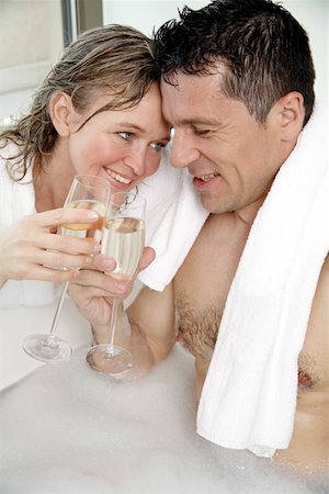 Couple d'âge mûr s'amuser dans la baignoire Photographie de stock - Premium Libres de Droits, Code: 644-01436172