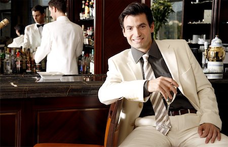 satisfied (thirst) - Man sitting at a bar drinking champagne Foto de stock - Sin royalties Premium, Código: 644-01436244