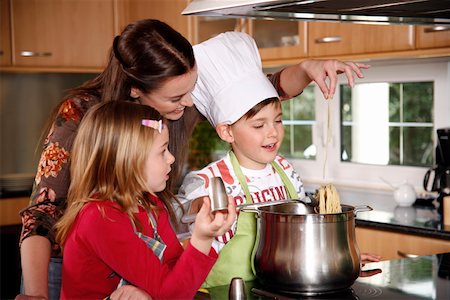 Mother and children cooking Foto de stock - Sin royalties Premium, Código: 644-01436269