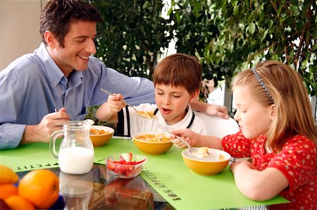 Father and children eating breakfast Foto de stock - Sin royalties Premium, Código: 644-01436354
