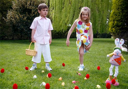 Boy and girl playing in the yard Stock Photo - Premium Royalty-Free, Code: 644-01436448