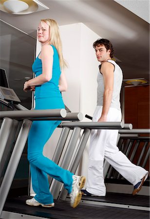 simsearch:689-03131219,k - Young woman and man on treadmill Foto de stock - Sin royalties Premium, Código: 644-01436537