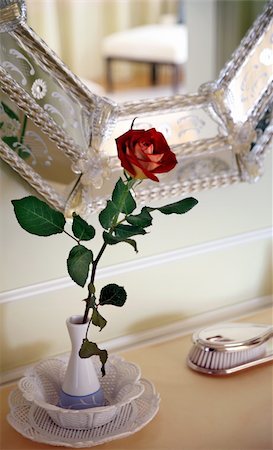 simsearch:644-01436592,k - Dresser with rose in a vase Fotografie stock - Premium Royalty-Free, Codice: 644-01436554