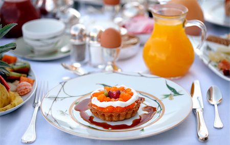 Breakfast table with sweet tart Stock Photo - Premium Royalty-Free, Code: 644-01436588