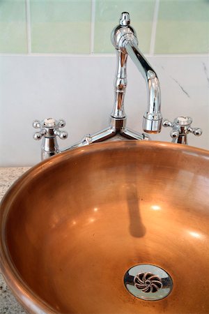 simsearch:644-01436745,k - Copper bathroom sink Foto de stock - Sin royalties Premium, Código: 644-01436582