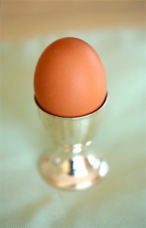 simsearch:644-01436588,k - Boiled egg in a silver egg holder Foto de stock - Sin royalties Premium, Código: 644-01436590