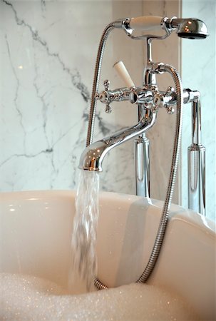 simsearch:644-01436592,k - Water running into bathtub Fotografie stock - Premium Royalty-Free, Codice: 644-01436591