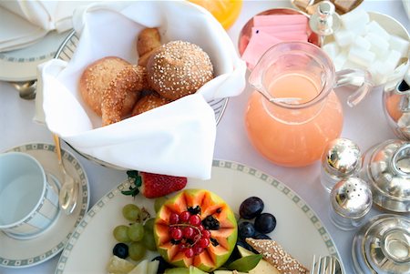 simsearch:622-06163991,k - Breakfast table with fruit, breads, juices Fotografie stock - Premium Royalty-Free, Codice: 644-01436613