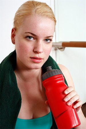 simsearch:400-04782675,k - Young woman in exercise gear with a water bottle Stock Photo - Premium Royalty-Free, Code: 644-01436652