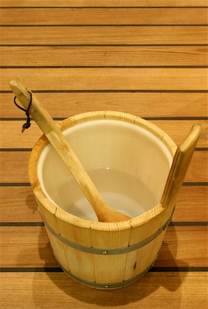 simsearch:632-08331586,k - Wooden water bucket with spoon for sauna Foto de stock - Royalty Free Premium, Número: 644-01436702