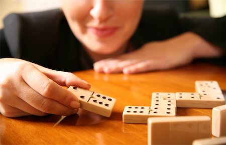 Une femme jouant avec dominos Photographie de stock - Premium Libres de Droits, Code: 644-01436739