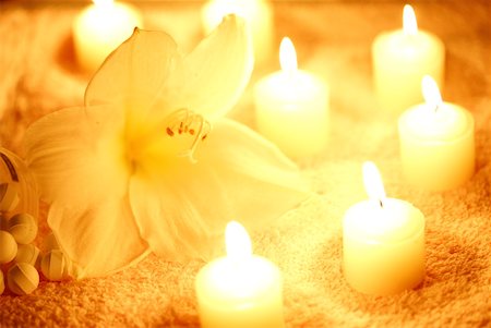 simsearch:649-06829416,k - Flower with lit candles Foto de stock - Sin royalties Premium, Código: 644-01436759