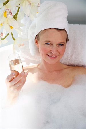 simsearch:644-01436762,k - Femme mature appréciant bain moussant Photographie de stock - Premium Libres de Droits, Code: 644-01436779