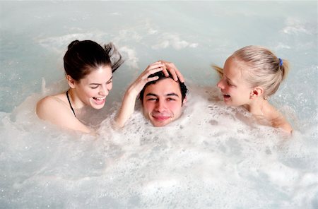 simsearch:644-01435686,k - Ein Mann mit zwei Frauen in einem Spa Whirlpool Stockbilder - Premium RF Lizenzfrei, Bildnummer: 644-01436885