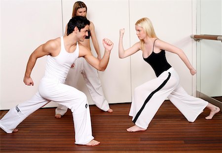 dance teacher - Étudiants pratiquant la Capoeira Photographie de stock - Premium Libres de Droits, Code: 644-01436956