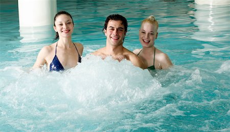 Les jeunes de nager dans la piscine thermale Photographie de stock - Premium Libres de Droits, Code: 644-01436995