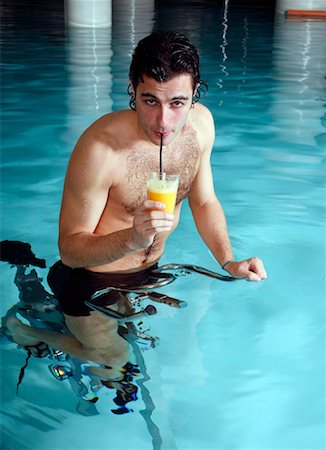 swimming pool exercise bikes - Jeune homme sur vélo en piscine thermale Photographie de stock - Premium Libres de Droits, Code: 644-01437079