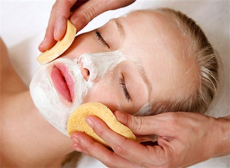 face sponge - Woman having a facial treatment in a spa Stock Photo - Premium Royalty-Free, Code: 644-01437089