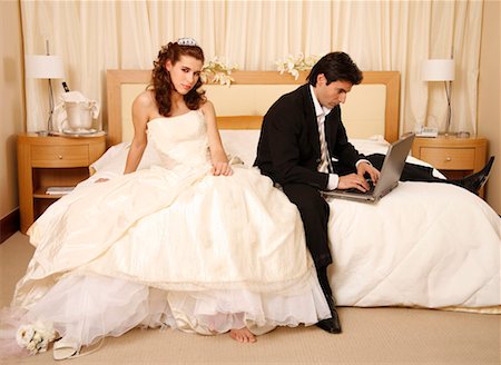 simsearch:6113-06625683,k - Bride waiting for groom to get off his laptop Foto de stock - Sin royalties Premium, Código: 644-01437165