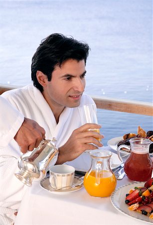 simsearch:644-01436132,k - Man having breakfast on hotel terrace Foto de stock - Royalty Free Premium, Número: 644-01437344