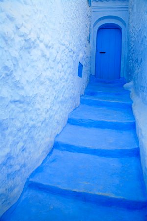 Blue steps leading to door Stock Photo - Premium Royalty-Free, Code: 644-01437441