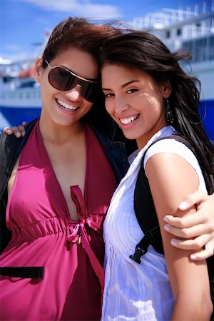 simsearch:644-01437256,k - Two young women posing in front of ferry Foto de stock - Royalty Free Premium, Número: 644-01437473