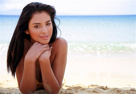 simsearch:644-01437512,k - Closeup of young woman on beach Foto de stock - Sin royalties Premium, Código: 644-01437520